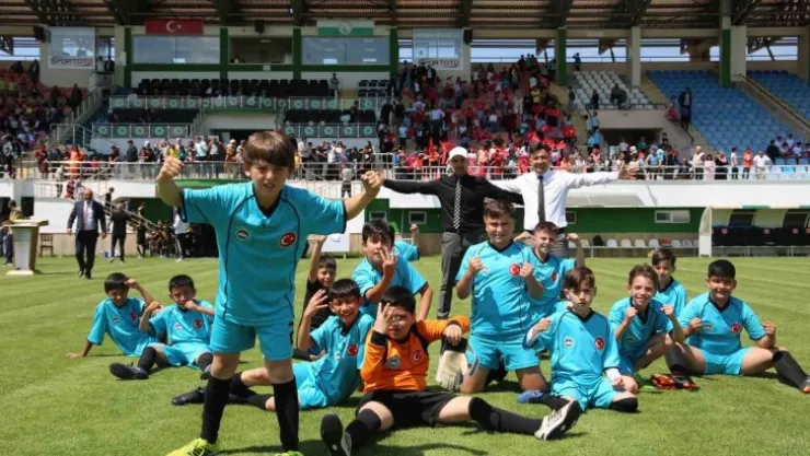 Sivas'ta ilkokullar arası futbol turnuvası sona erdi