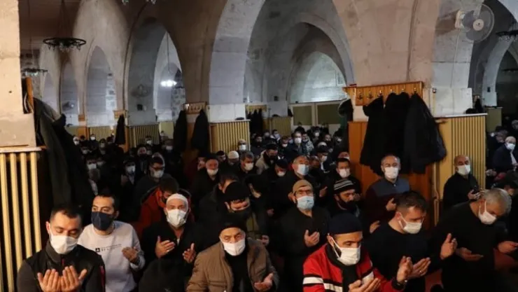 Sivas'ta Ulu Cami sabah namazında doldu taştı