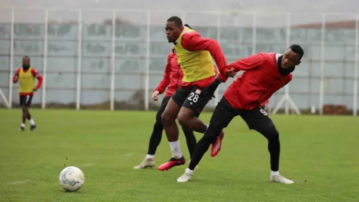 Sivasspor yağmur altında çalıştı