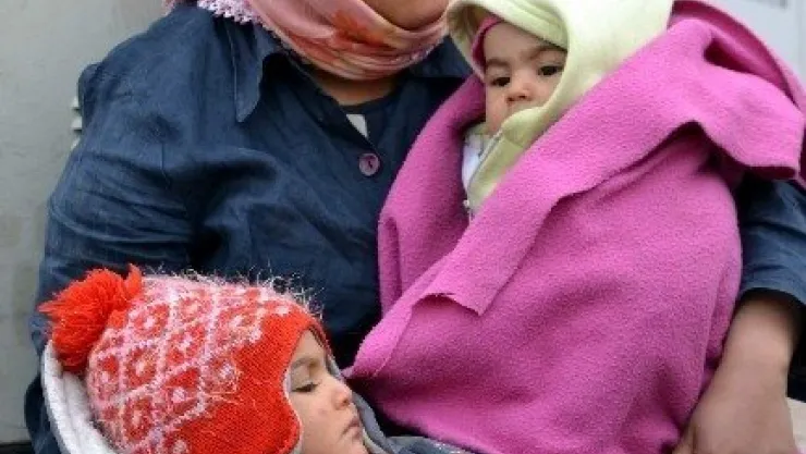 Soğuk Havaya Aldırmadan İki Çocuğu İle Birlikte Dileniyor 