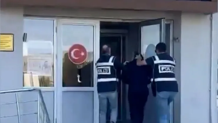 Sokak ortasında kadına şiddet uygulayan şahıs yakalandı