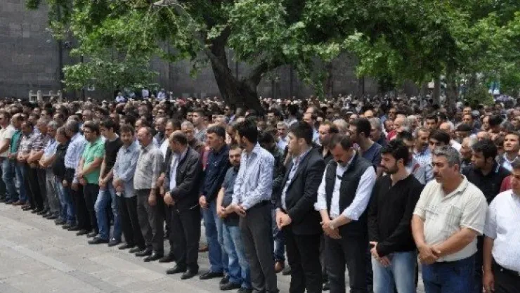 Soma Faciasında Hayatlarını Kaybeden İşçiler İçin Gıyabi Cenaze Namazı 