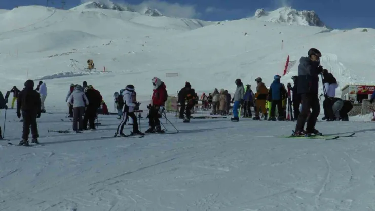 Erciyes'te 'iğne atsan yere düşmüyor'