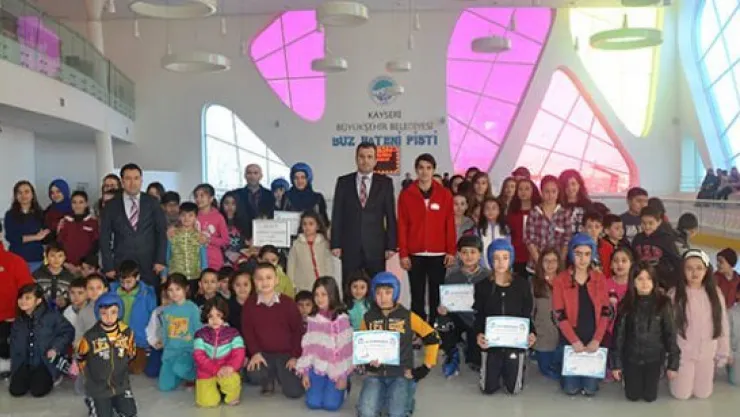 Sömestr tatilinde buz pateni öğrenen öğrenciler sertifikalarını aldı