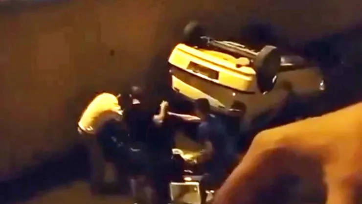 Su kanalına düşen otomobilin sürücüsü yaralandı