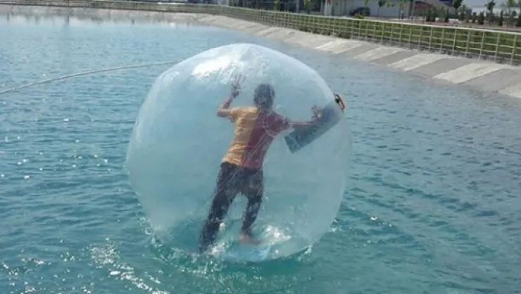 Su kayağı parkında waterball ve deniz bisikleti heyecanı