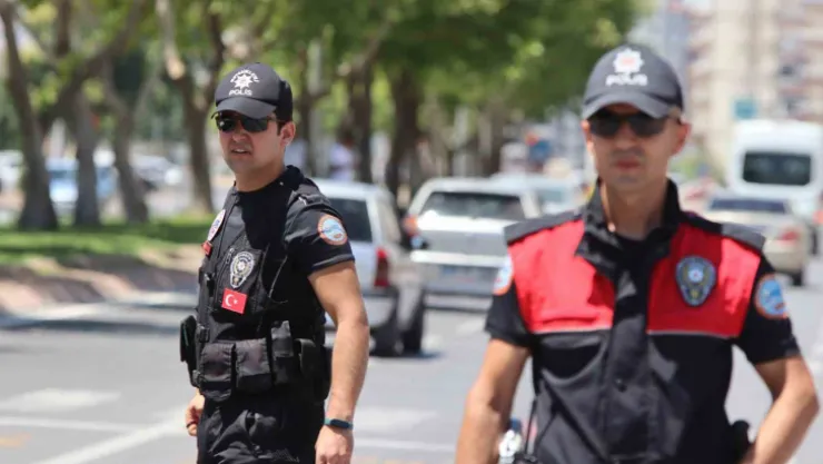 Motosikletli polisler, suçluların ensesinde
