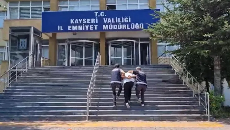 Şüphelenilerek durdurulan araçtan kaçak tütün ve elektronik sigara çıktı