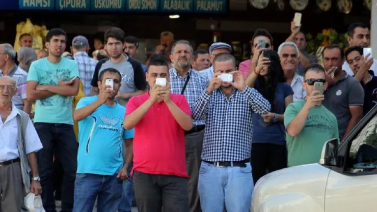 Şüpheli Paketi Gördüler, Cep Telefonlarına Sarıldılar