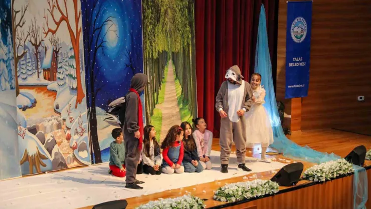Talas'ta çocuklar tiyatro ile eğlendi