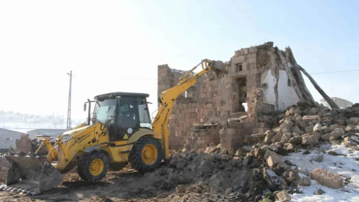 Talas'ta metruk bina yıkılıyor