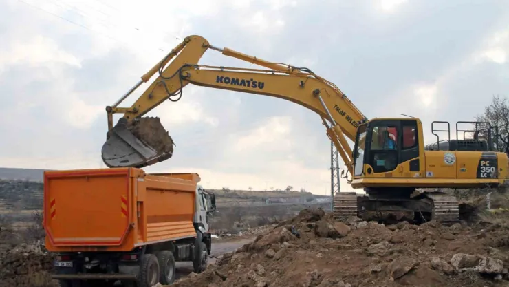 Talas Tablakaya Mahallesi'nde hummalı yol çalışması