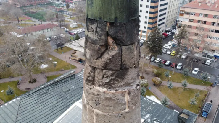 Tarihi caminin minaresi tehlike arz ediyor