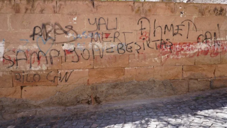 Tarihi yapılara sprey boyalı saldırı
