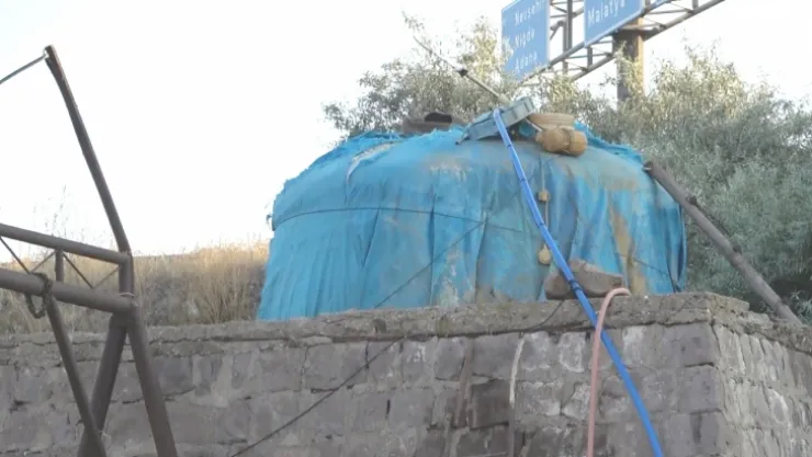 Temizlemek için girdiği plastik su tankında mahsur kaldı