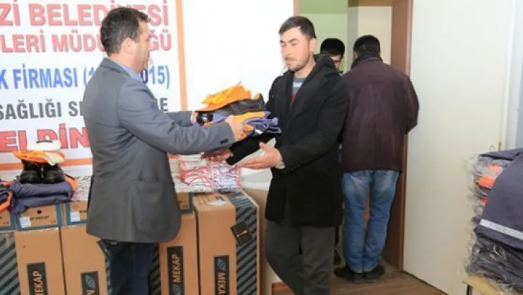 Temizlik ve park bahçelerde çalışanlara yazlık iş elbisesi ve sağlık malzemesi