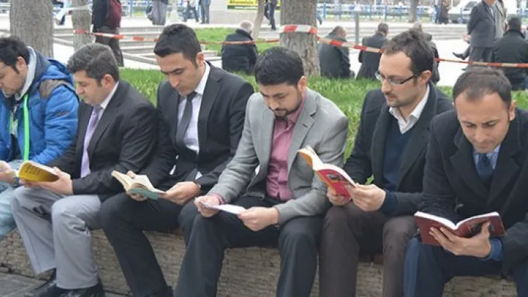 Terör olaylarına kitap okuyarak dikkat çektiler
