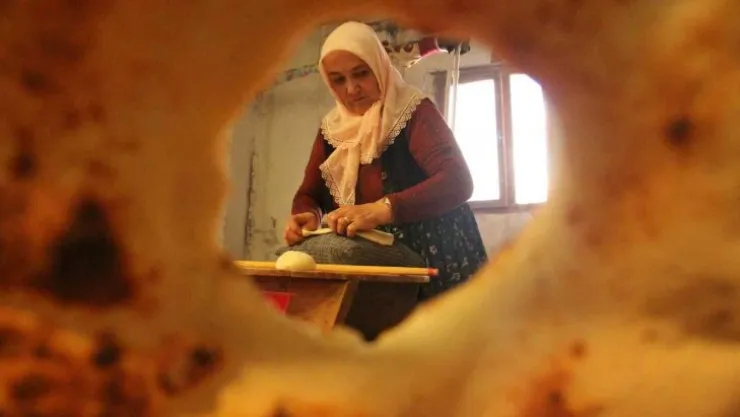Tezek ateşinde pişen bu ekmek, bayatlamadan 1 yıl tüketilebiliyor