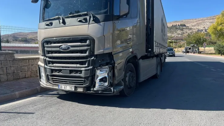 Tırla çarpışan otomobil takla attı: 1'i ağır 4 yaralı