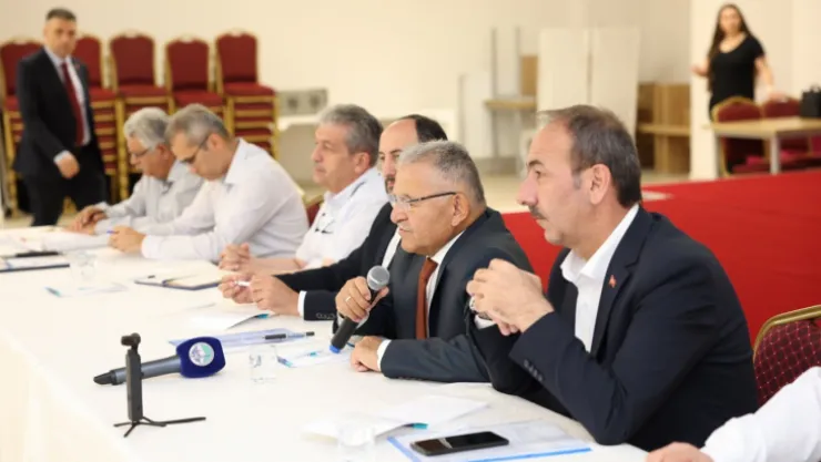 Tomarza'da muhtarlarla buluşan Büyükkılıç: 'Hizmetten hizmete koşuyoruz'