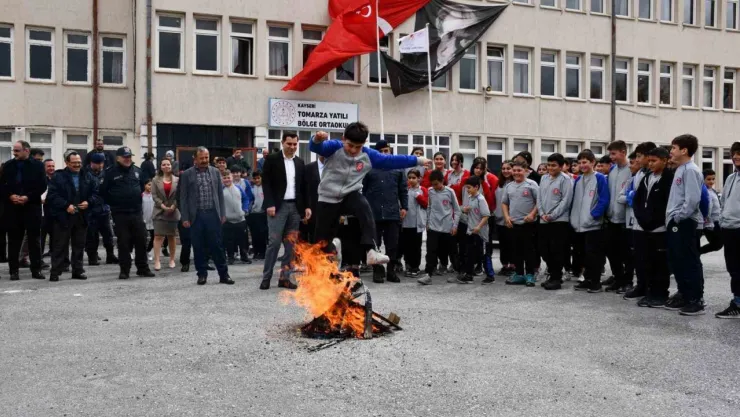 Tomarza'da Nevruz coşku ile kutlandı