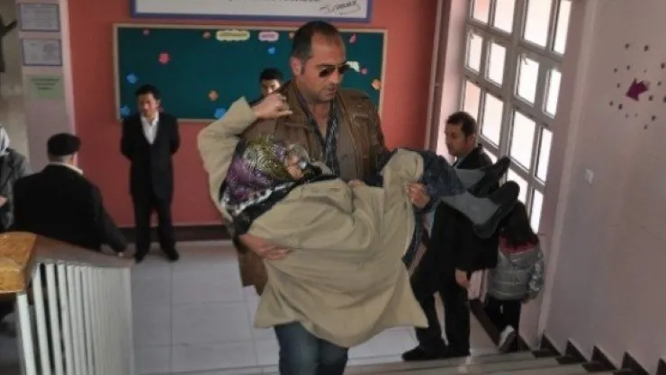 Torununun Kucağında Oy Kullanmaya Geldi