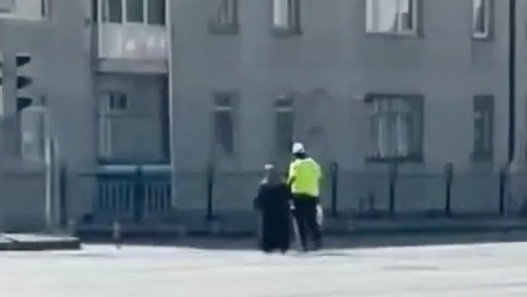 Trafik polisinden yaşlı vatandaşa yardım eli