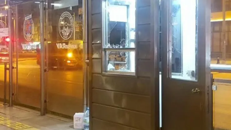 Tramvay kulübesinin camlarını kıran 3 kişi yakalandı 