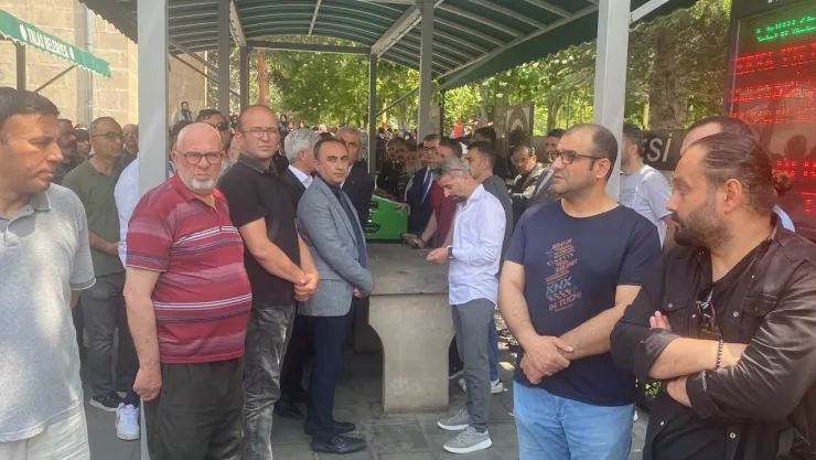 Ucube kavşakta otomobilin çarptığı minik Erva, toprağa verildi