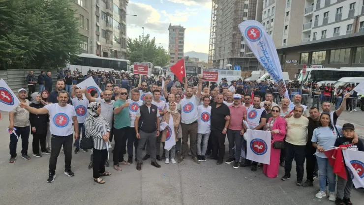 Türk-İş'e bağlı sendika işçileri AK Parti İl Başkanlığı önünde taleplerini sıraladı