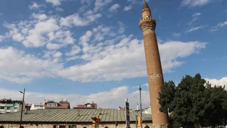 Türk ve İtalyan bilim adamları eğri minare için devrede