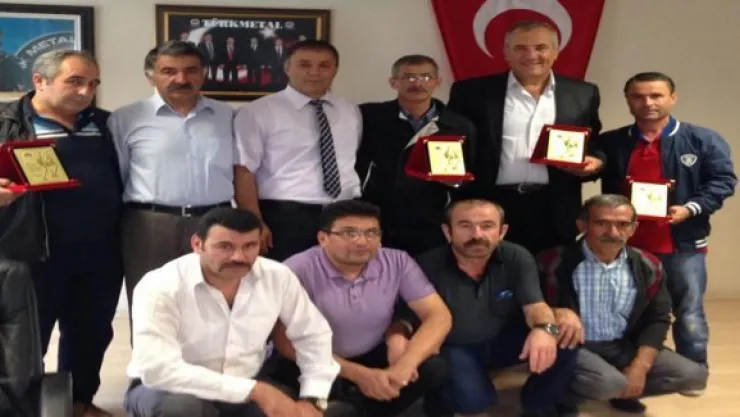 Türk Metal Sendikası'ndan emekli olan üyelerine plaket