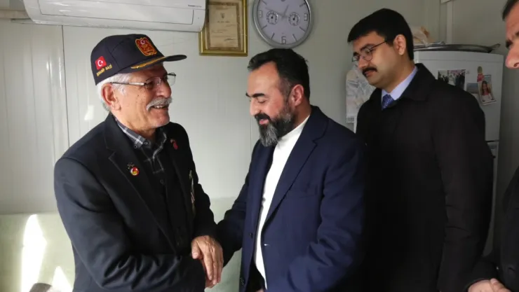 Türkiye Gaziler ve Şehit Aileleri Vakfı Başkanları, Kıbrıs Gazisi Fahri Yeniceli'yi ziyaret etti