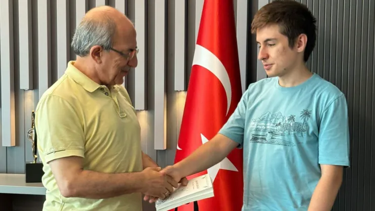 TÜZDEV Başkanı Tekden'den YKS'de başarı elde eden öğrencileri ödüllendirdi