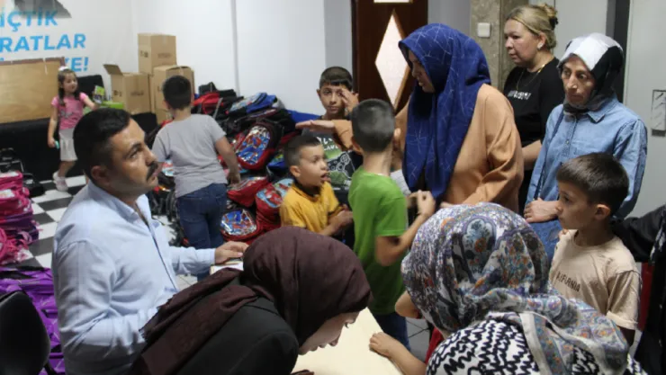 Ülkü Ocakları'ndan Öğrencilere Kırtasiye ve Çanta Desteği