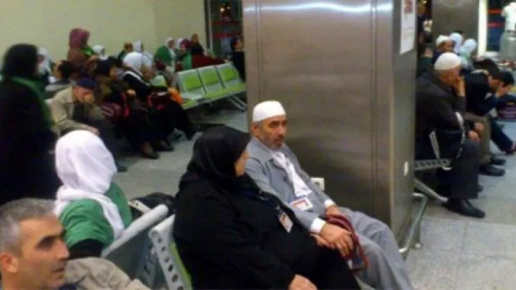 Umre Yolcuları 11 Saattir Havaalanında Bekliyor