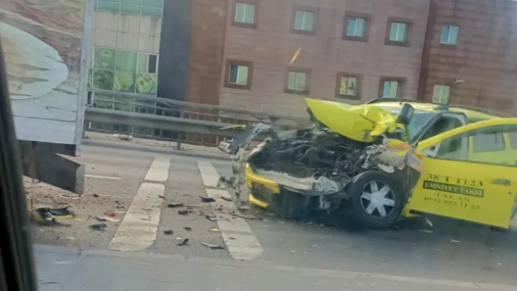 Üst geçitte kaza: 2 yaralı