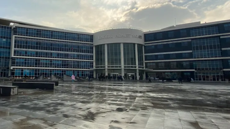 Uyuşturucu sanığı: 'Kafe sahibi madde götürmem için bana para verdi'