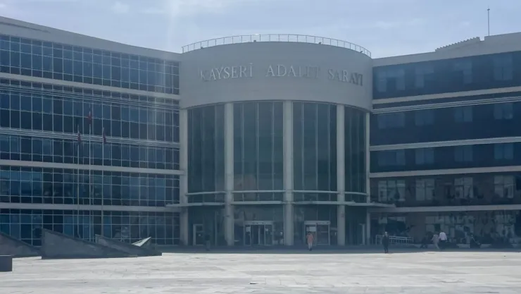 Uyuşturucu ticaretiyle yargılanan ikisi kardeş 3 kişinin yargılanmasına devam edildi