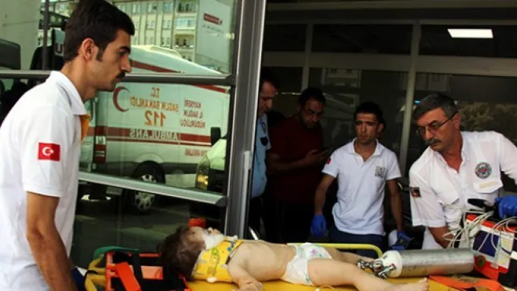 Üzerine televizyon düşen çocuk ağır yaralandı