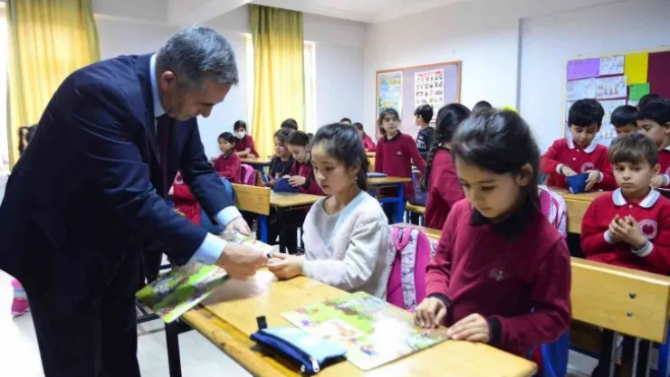 Vali Buhara, eğitim alan göçmen çocuklarla bir araya geldi