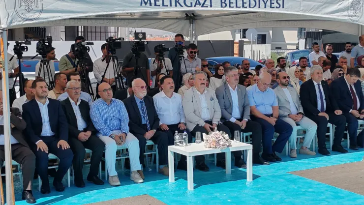 Vali Çiçek, 'Bu ülkede ezan dinmez, bayrak inmez'