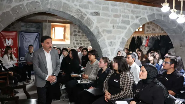 Vali Çiçek, Mektep Melikgazi Sosyal Bilimler Akademisi'ni ziyaret etti