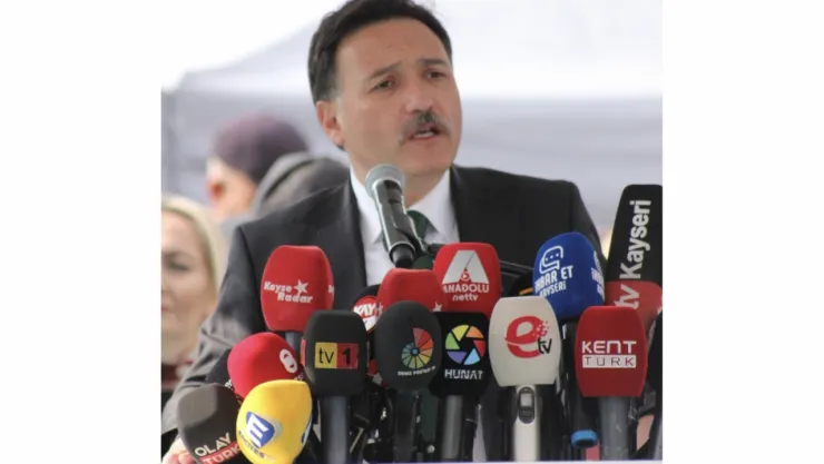 Vali Çiçek: 'Soğuğa ve yağmura rağmen Cumhuriyet'in 102'nci yılı coşkuyla kutladı'