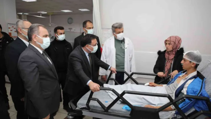 Vali Çiçek'ten otobüs kazasında yaralanan vatandaşlara ziyaret