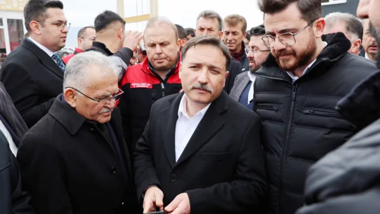 Vali Çiçek ve Başkan Büyükkılıç, don zararı gören tarım alanlarını inceledi