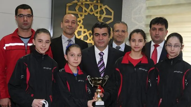 Vali Düzgün başarılı antrenörü ödüllendirdi