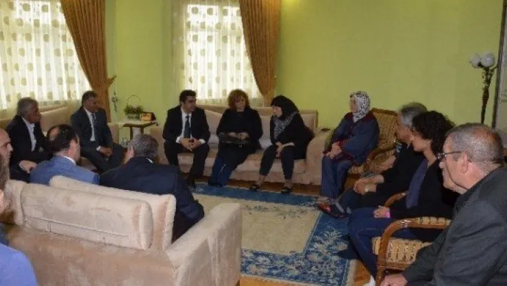 Vali Düzgün, Ölen Öğretmenin Ailesine Taziye Ziyaretinde Bulundu 