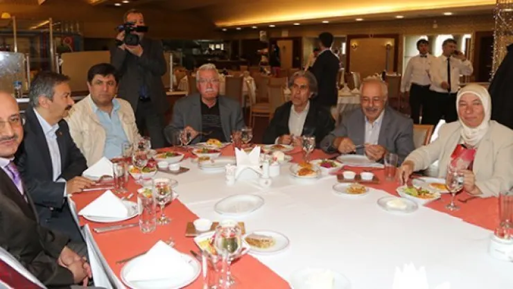 Vali Düzgün, şair ve yazarlar ile bir araya geldi