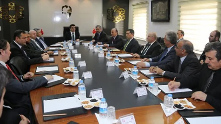 Vali düzgün, siyasi parti il başkanları ile bir araya geldi